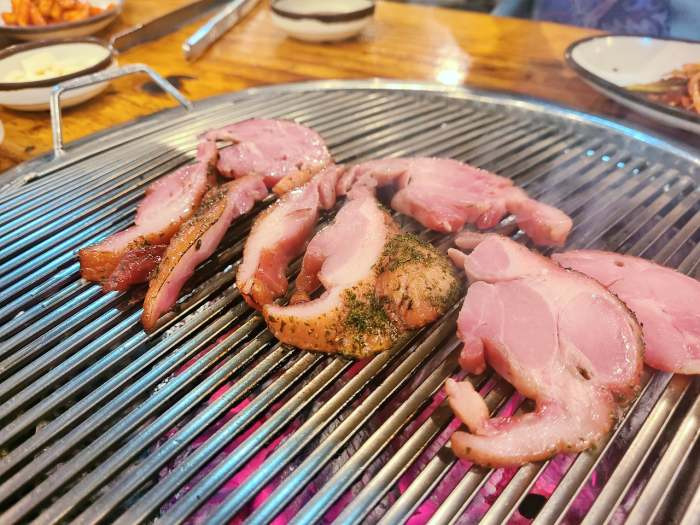 백반기행 고양 서오릉 맛집 참나무 훈제 통오리 장작 구이 바베큐 오리고기 통삼겹살 목살 BBQ 식객 허영만 안재모 편 소개