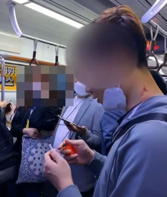 지하철서 마스크 벗고 대놓고 흡연에 욕설한 남성