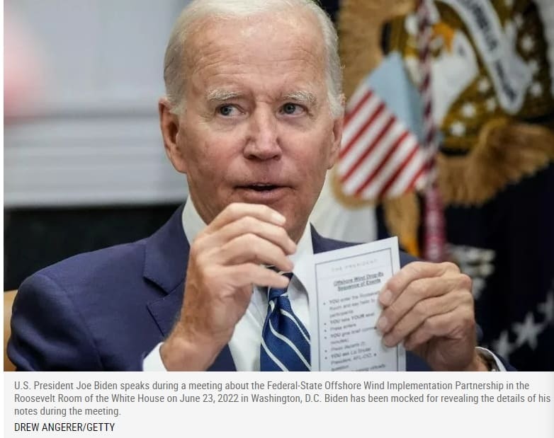 [이상한 나라가 된 미국] 충격! 바이든, 지시사항 적힌 커닝 페이퍼 받아 대톨령직 수행...정신적 건강 수면 위로 VIDEO: Joe Biden Notecard Detailing Instructions For President Revealed