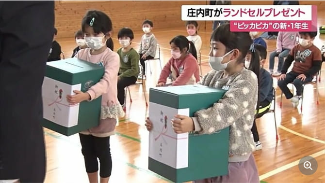한국 학부모 인기 일본 책가방 VIDEO:“ピカピカ”の新1年生にランドセルをプレゼント　町が保護者の負担を軽減