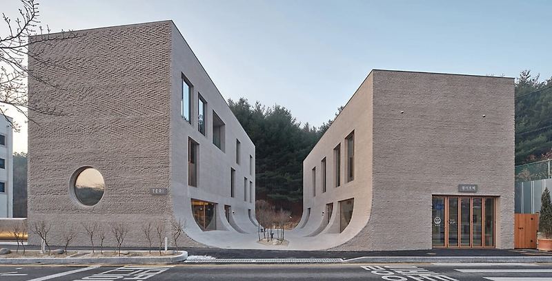 대전의 독특한 디자인의 U자형 카페  VIDEO: Concrete brick façades flow into central yard to form nameless architecture's café in korea