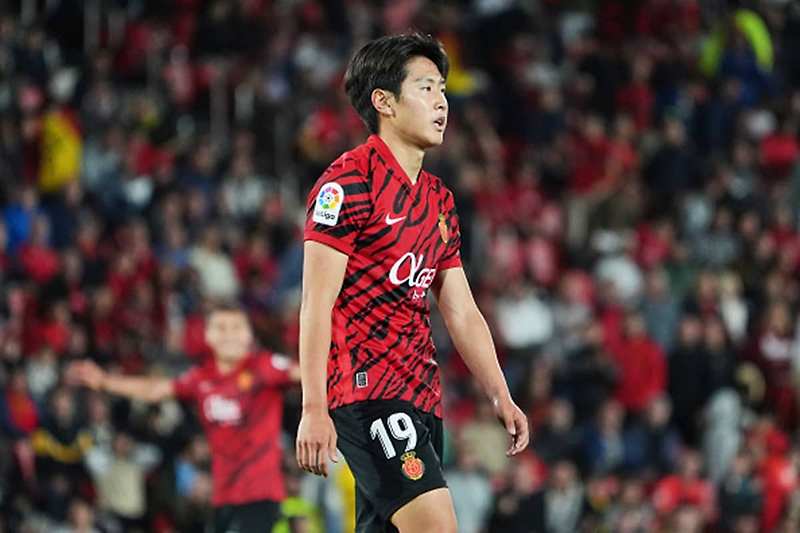 [LWOS] 에릭 텐하흐 감독, 라리가 미드필더 이강인에 대해 문의