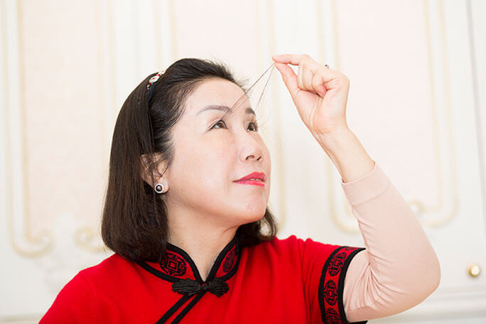 속눈썹이 계속 자라는 여성.. .자신 보유 기네스 기록 경신  VIDEO:How I got the longest eyelashes ever - Guinness World Records