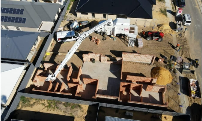 세계 최대 벽돌 제조사, 조적 로봇 사용으로 첫 주택 완성 VIDEO: World’s Largest Brick Maker Uses Masonry Robot to Build Brick House