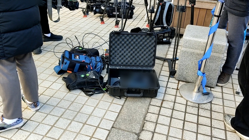 기자들이 비싼 카메라를 땅바닥에 두는 이유