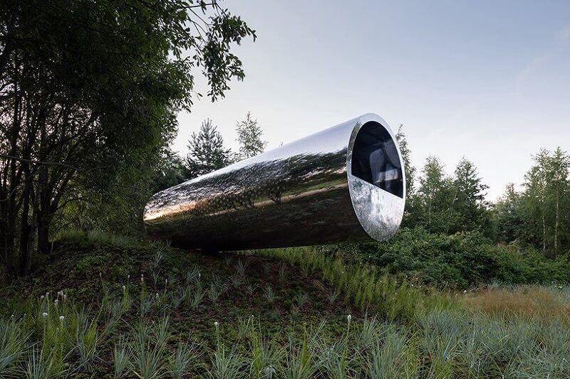 러시아 디자이너의 파이프 모양 주거용 프로젝트 russian quintessential: suspended pipe-like house reflects the surrounding landscape
