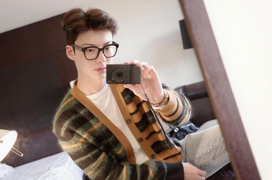 안재현, 감성 거울 셀카 장인이네..안경 쓰고 너드미 뿜뿜! [사진]
