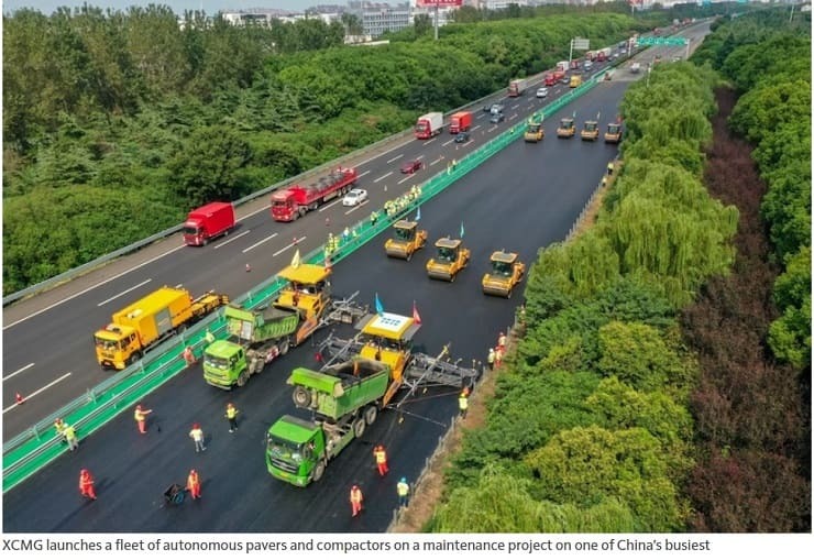 무더위 속에서 사람 없어도 묵묵히 일하는 도로현장 로봇 건설장비들 VIDEO: Autonomous pavers, rollers help build expressway in China