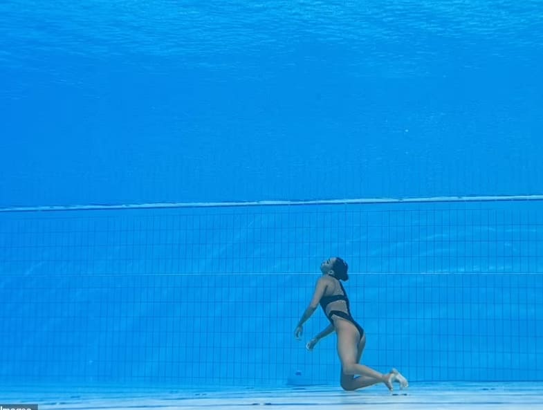 싱크로나이즈 수영선수, 실신해 긴급 구조되는 긴박한 모습 VIDEO: Incredible moment US synchronised swimmer's coach leaps into pool to save her life..