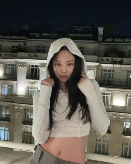 블랙핑크 제니, 선명한 속옷 노출! 섹시미 한도 초과 [사진]