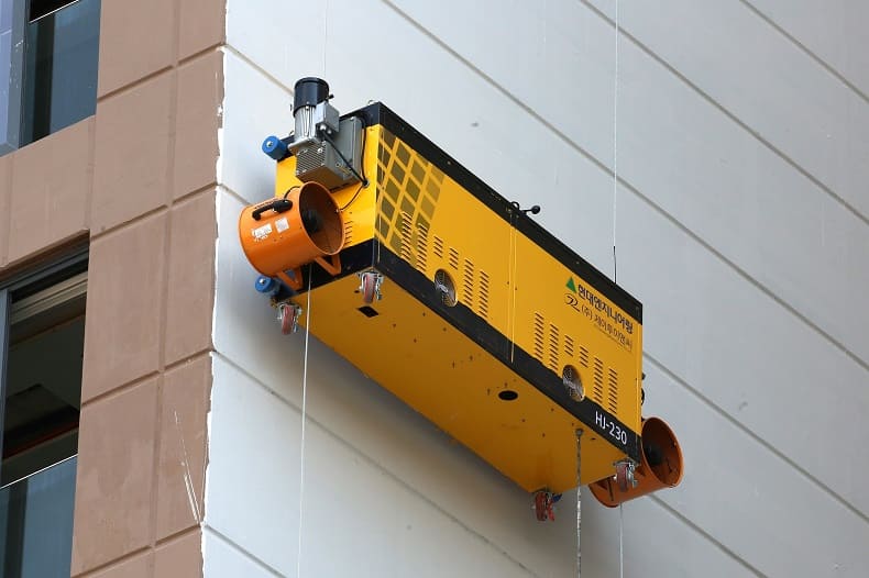 현대엔지니어링, 고위험 작업 건물 외벽 도장에 로봇 투입