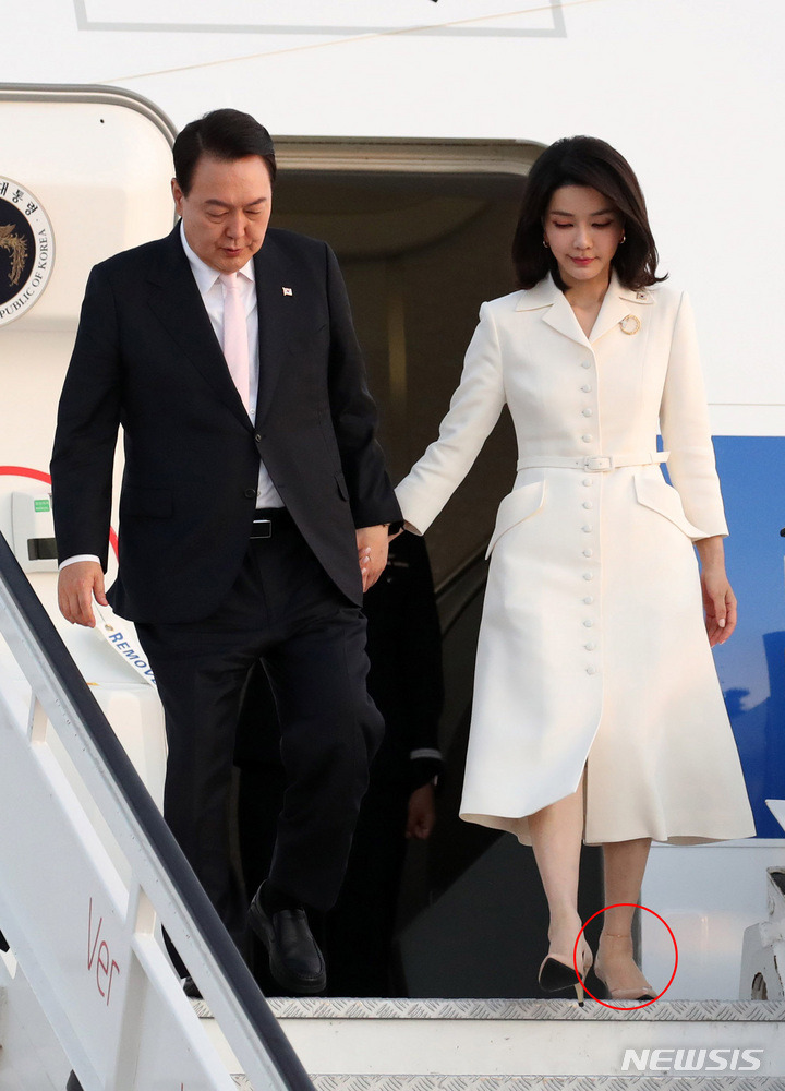 김건희 여사, 팔찌에 이어 발찌 패션도 선보여 [뉴시스Pic]
