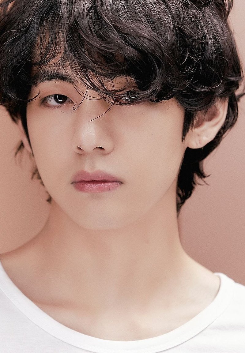 평소에 눈 반만 뜨고다니는 것 같은 방탄소년단 뷔.jpgif