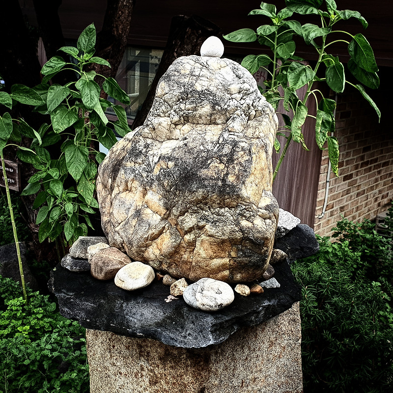 청주 용화사 입구에 있는 큼직한 돌들
