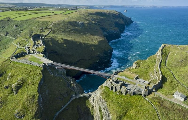 500여 년 만에 연결된 콘월 틴타겔 성 다리...스털링상 후보에 올라 VIDEO: New Tintagel Castle Bridge Opening