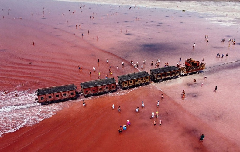 시베리아의 핑크빛 소금 호수 VIDEO: Train Travels Across Stunning Pink Salt Lake l 세계의 핑크빛 호수 10 Naturally Pink Lakes