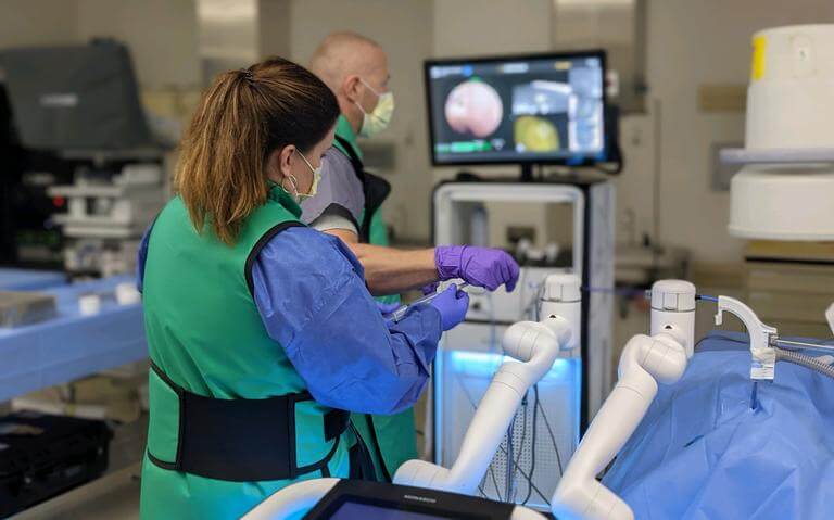폐암 발견을 돕는 로봇 ㅣ  고관절과 무릎 수술을 위한 새로운 로봇 VIDEO:New robot technology helps doctors detect lung cancer ㅣNew robot a step up for Halifax hospital's hip and knee surgeries