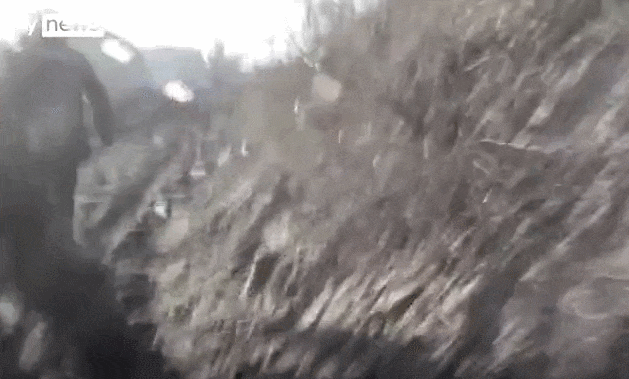 미 기자들, 방송 중에 러시아 암살단에 피격받는 급박한 모습  WATCH: Sky News reporters ambushed near Kyiv, injuring one of them