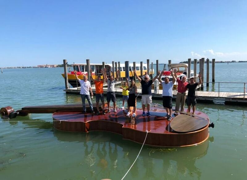 거대한 바이올린, 베네치아의 대운하를 떠내려가다 VIDEO:String Quartet Plays Vivaldi on Giant Violin Floating Down Venice Canal