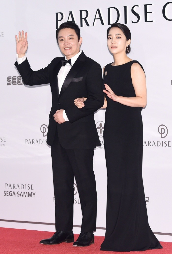 배우 이범수와 이혼 조정을 진행 중인 통역사 이윤진이 폭로 글을 공개했다.