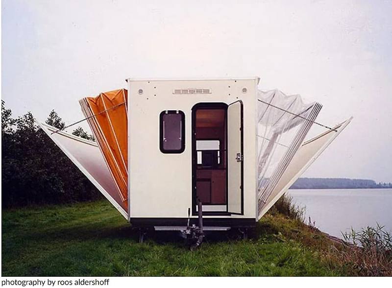 1986년의 혁신적인 이동식 주택  VIDEO: AmazingTrailer Folds Out to Triple its Size! Adjustable Awnings Provide Modern Living Space