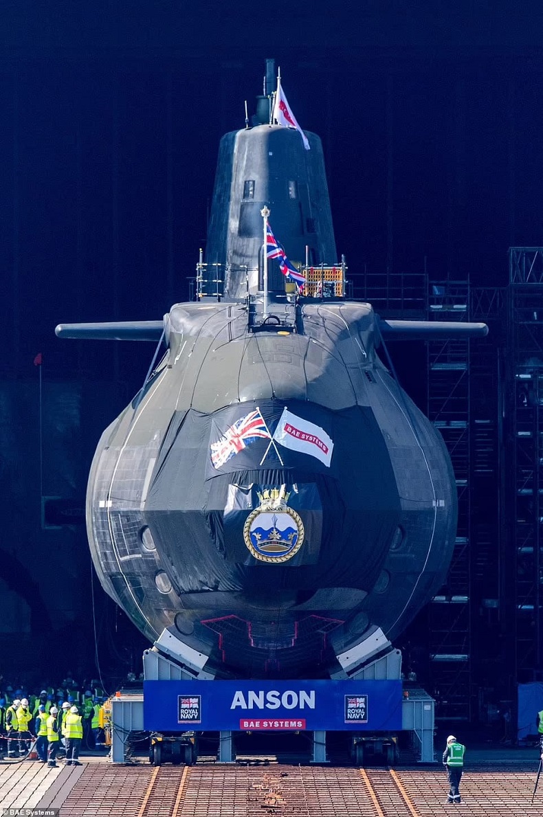 영국 해군, 15억불 짜리 세계 최첨단 공격 잠수함 진수...1,600km 떨어진 표적 격추 VIDEO: World's most advanced attack submarine joins Royal Navy fleet