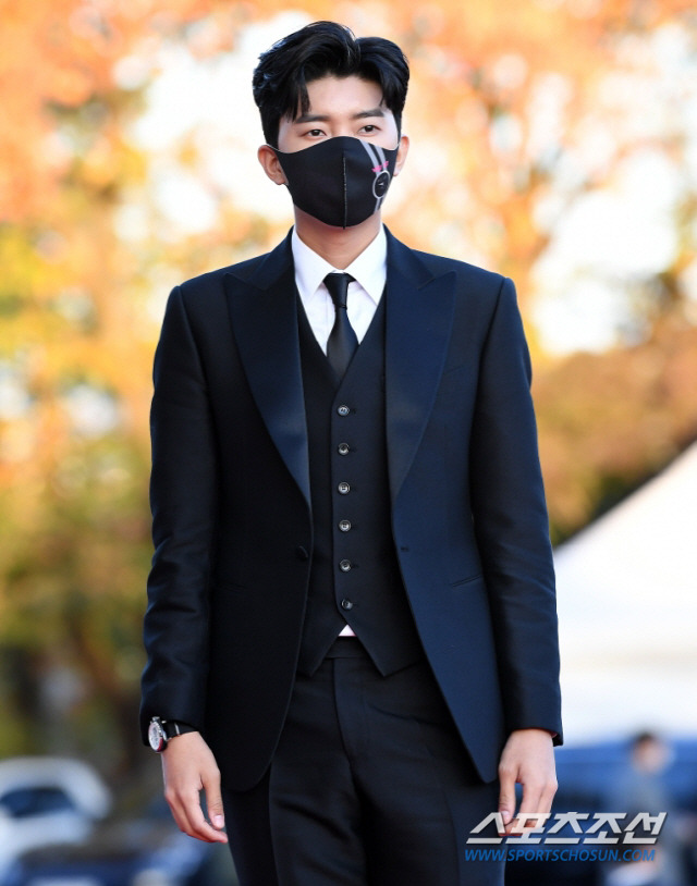 임영웅, '실내 흡연→노마스크' 의혹....피할 수 없는 '국민 사위' 이미지 타격