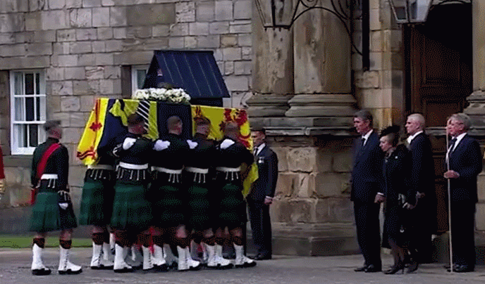 여왕의 외동딸 앤 공주의 어머니에 대한 경의  VIDEO: Moment Princess Anne performs curtsy as Queen's coffin arrives