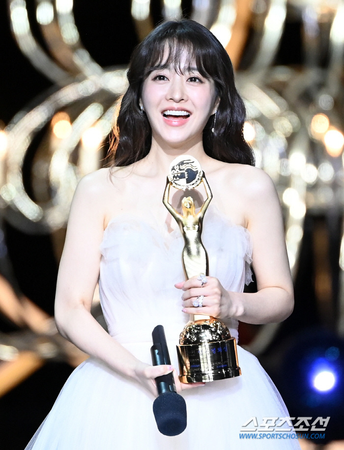 박보영, 인기스타상 수상에 방긋...