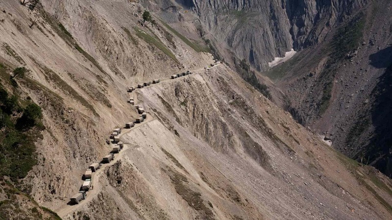 인도, 구름 밑에 세계 최고 높이 도로 건설 VIDEO: World’s highest motorable road now in India