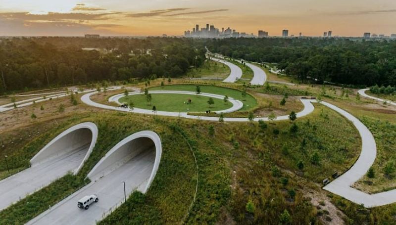 휴스턴 6차선 고속도로 위에 만들어진 넓은 육교와 공원 VIDEO: Nelson Byrd Woltz covers six-lane highway with land bridge in Houston