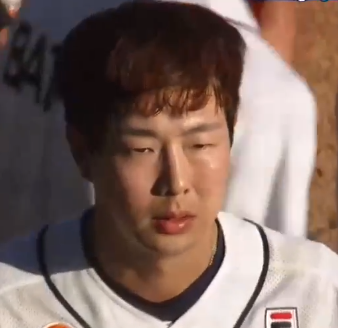박건우, 8회에 한화 김민우 헤드샷 맞고 교체