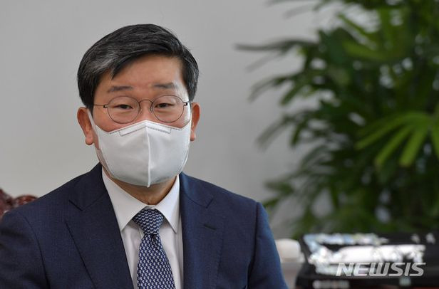 전해철 “내년 재보선 중립적 관리”… 野 “실세장관, 중립성 지켜지겠나”