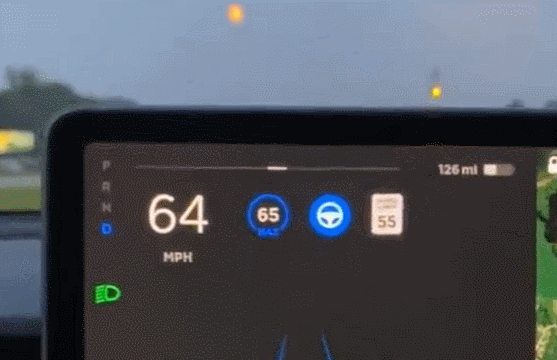 테슬라 오토파일럿, 달 황색 신호등으로 착각 VIDEO:Tesla driver complains that his car's Autopilot system is mistaking the MOON...