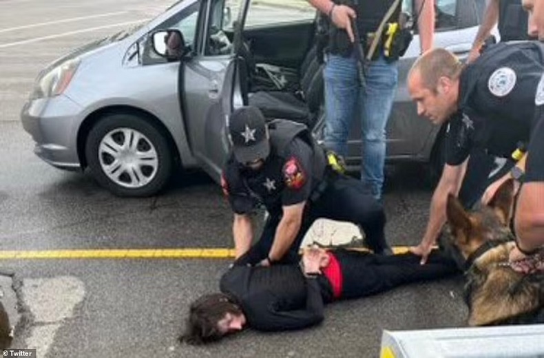 어젠 코펜하겐에서 오늘은 시카고에서...미 독립기념일 행사에서 총기 난사로 6명 사망 26명 부상 VIDEO: Heavily armed cops arrest Highland Park shooting suspect Robert Crimo