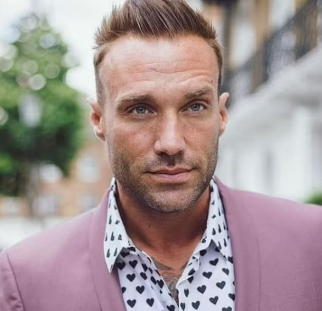 목 털로 6번이나 모발이식한 영국 유명 방송인 VIDEO: Calum Best undergoes another transplant using hair from his BEARD