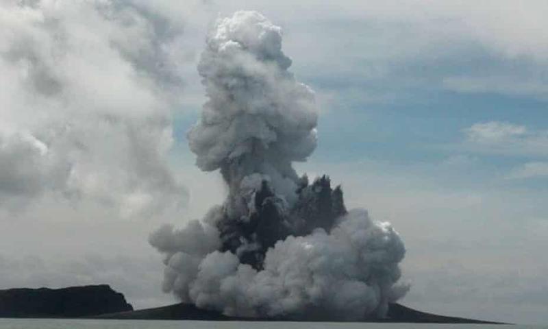 통가 해저 화산 폭발과 쓰나미 VIDEO: Tsunami from Tonga volcano eruption...