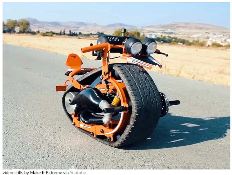 스턴트를 위한 1륜 미니 모터 바이크 VIDEO: Mini motorbike with single recycled car tire around its body can lean back for wheelie stunts