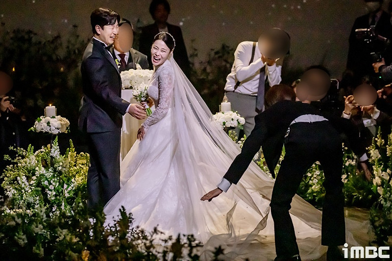 코미디언 정호철과 이혜지가 '짠한형'의 의리 속에 유쾌한 결혼식