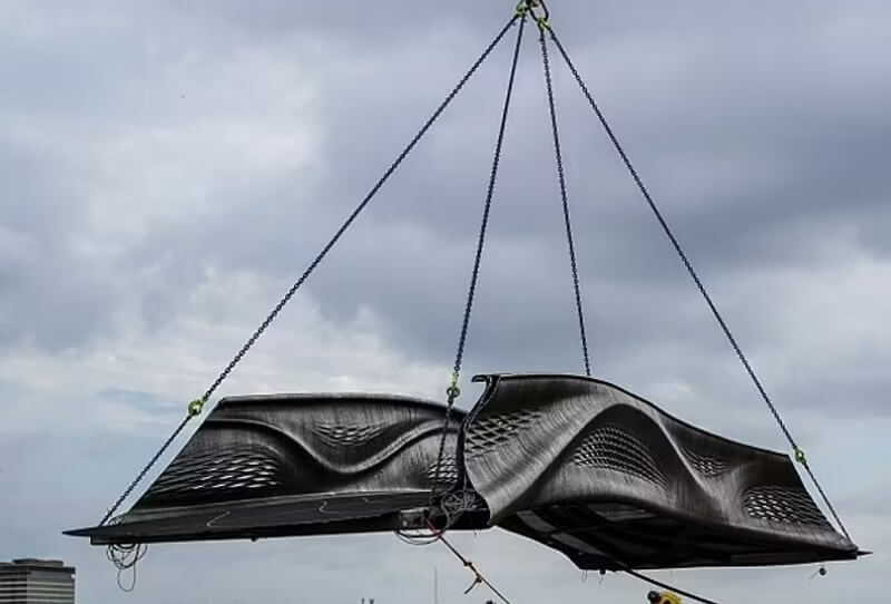 세계 최초 3D 프린팅 강 보행교 암스테르담에 설치 VIDEO:World's first 3D-printed steel footbridge is unveiled in Amsterdam's Red Light District