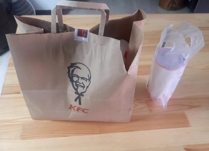 KFC 상인네거리점 블랙라벨폴인치즈 박스