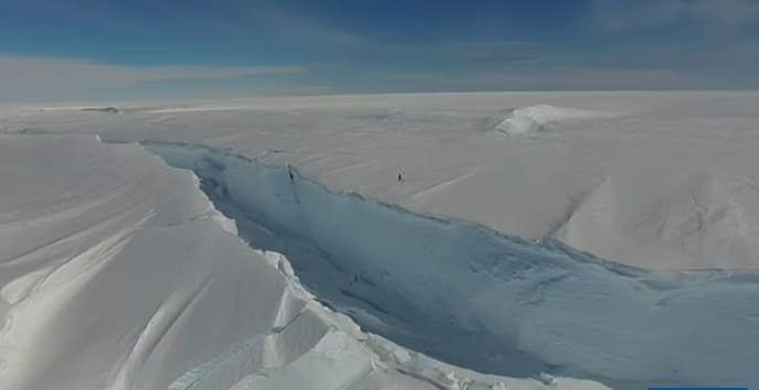 남극기지에서 불과 19km 떨어진 지역 런던만한 빙산 붕괴 VIDEO: Iceberg nearly the size of Greater London breaks off Brunt Ice Shelf Iceb