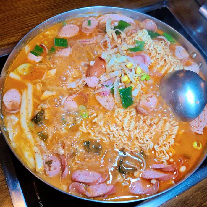 3월 9일 생방송투데이 안양 평촌 맛집 수제 부대찌개 고수뎐 직접 만든 수제햄 소세지 소시지 구이 가격 위치 어디