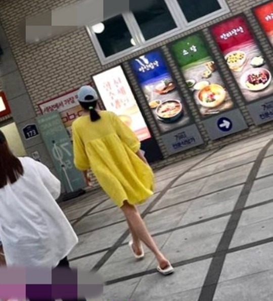 김혜수, 단무지룩에도 못 숨긴 170cm 각선미! 휴게소 런웨이샷 [사진]