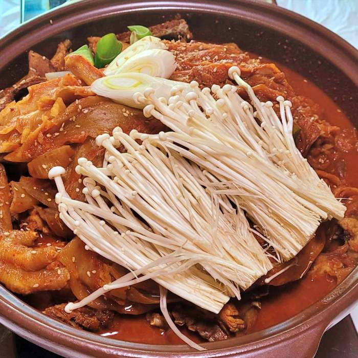 생생정보마당 동굴 숙성 묵은지 닭볶음탕 김제 맛집 위치 가격 토종닭 닭도리탕 능이버섯 백숙 흑염소 전골 이맛에살지 추천