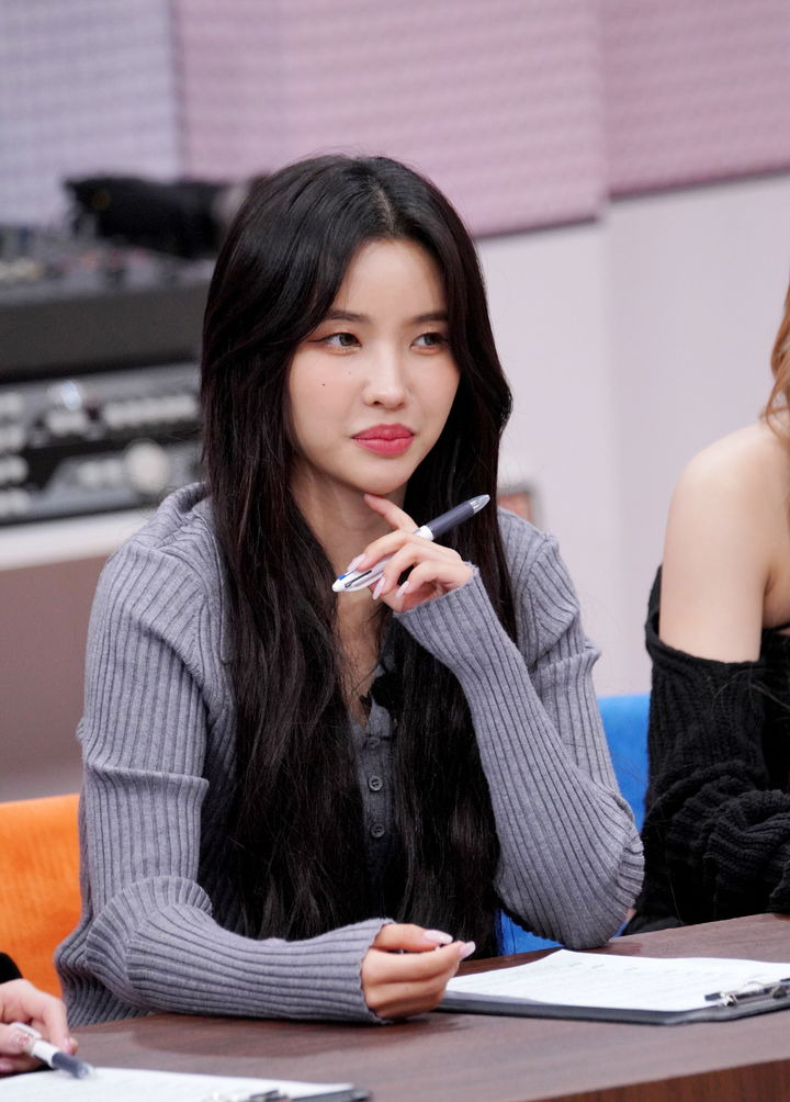그룹 (여자)아이들 멤버 소연이 최근 출연한 한 방송프로그램에서 그룹 멤버들에게 한 통큰 선물을 공개