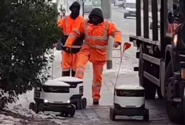 추운 눈오는 날 건설작업자에게 쫒겨다니는 배달 로봇들 VIDEO: Man receives backlash after kicking 'innocent' delivery robot