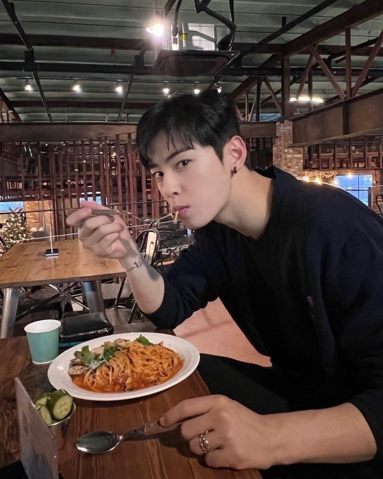 차은우, 조각이 파스타도 먹네?...10등신 비율에 그저 감탄 [사진]