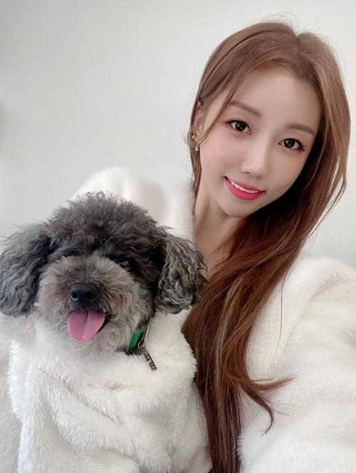 거울공주’라는 애칭을 가지고 있는 두리는 지치지 않는 에너지로 많은 이들에게 사랑을 받고 있는 트로트 가수