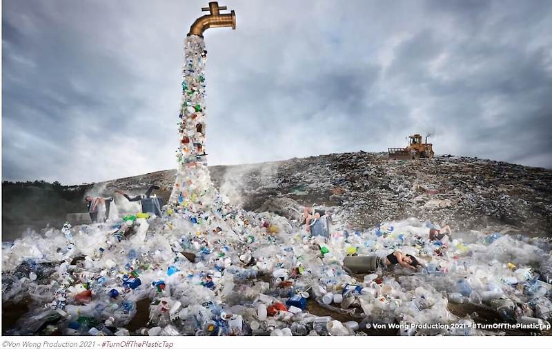 플라스틱 환경폐해에 경종을 울리는 공중에 매달린 거대 수도꼭지 Giant “Faucet” Spewing Single-Use Plastic Urges Us To Reconsider Our Plastic Use